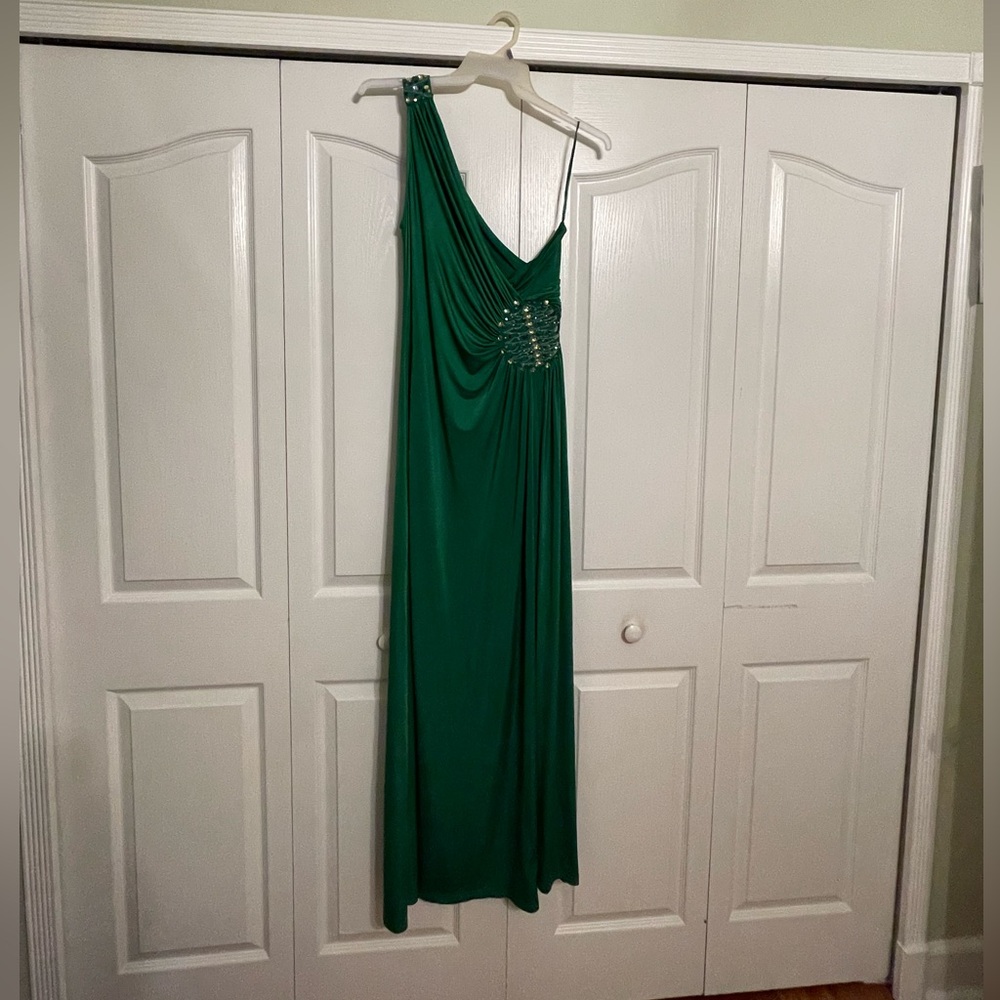 Elegant Green Evening Gown - Picture 3 of 9